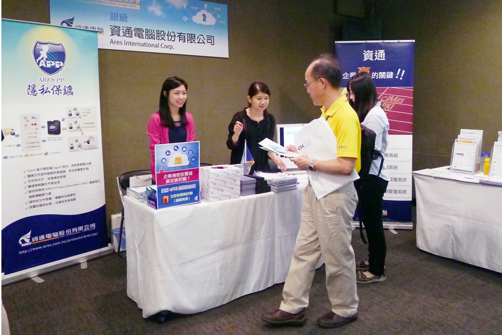 資通電腦在「台灣資安主題館」為與會者提供全方位資安解決方案的詳細介紹