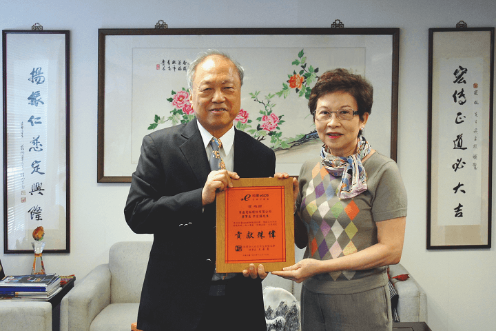 Kai Chu, Director General of Taipei Lifeline Accusation, presents the certificate to Harry Yu, Chairman of Ares