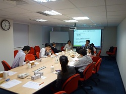 資通電腦產品經理李佩璇介紹銀行加入金雲計畫的權利與義務。