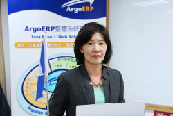 鄭安秀顧問指出，行動商務已是目前重要的工作趨勢，ArgoERP 特開發 App 模組並說明重要的操作應用。