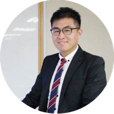 資通電腦顧問蕭世章，為客戶示範所有用系統彙整報表的方式。