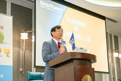 電子時報社長黃欽勇與用戶分享「大陸崛起與台灣因應之道」。