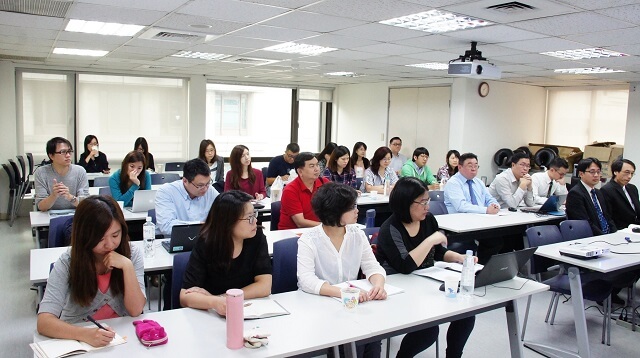 來賓們在 HCP 教育訓練課程中認真聽講。