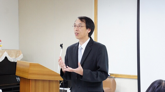 資通產品經理鄭俊麟說明「結薪調速升級」課程主題。