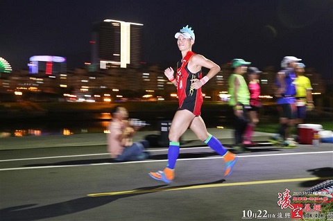 蔡經理參加 2017 臺北星光馬拉松，享受夜間的風景。