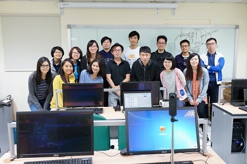 資通電腦系統工程師張元鴻擔任台大講師與學生們合照。（第一列由左至右排列第四位）