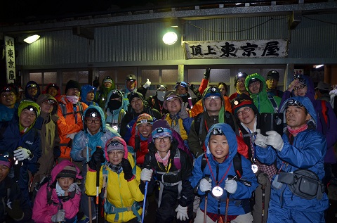 Warren 父子檔參加員工旅遊攀爬日本富士山，在宋祥榮副總經理領軍之下，全員成功登頂並繞行火山口一週