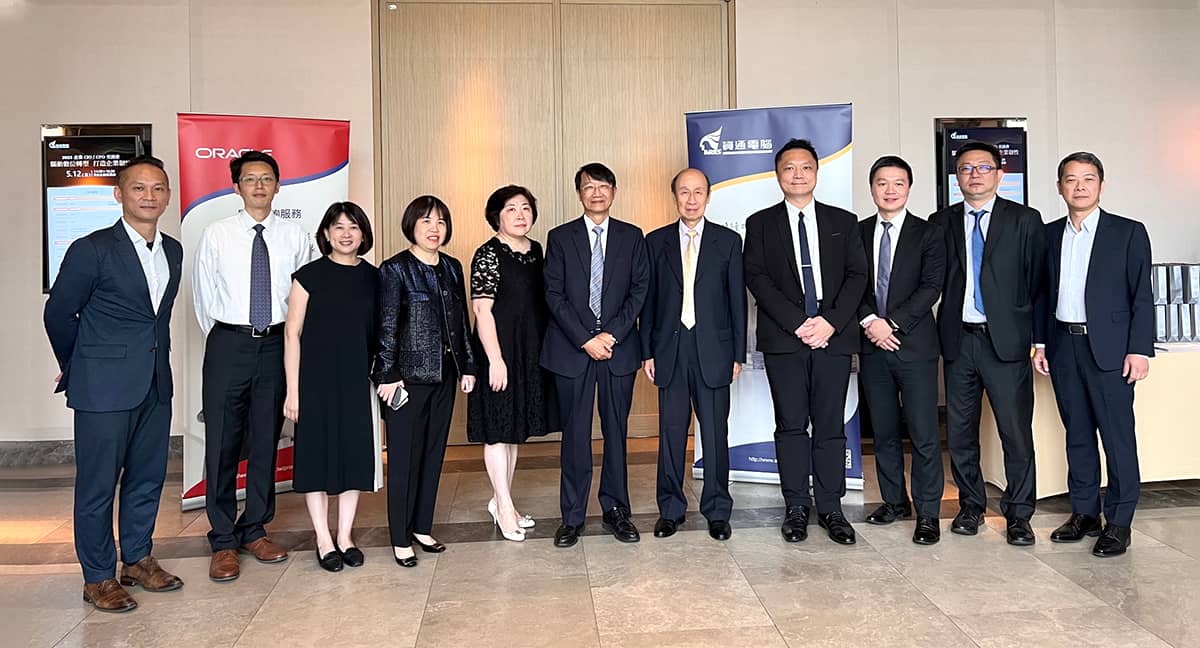 Oracle講師與相關人員合照